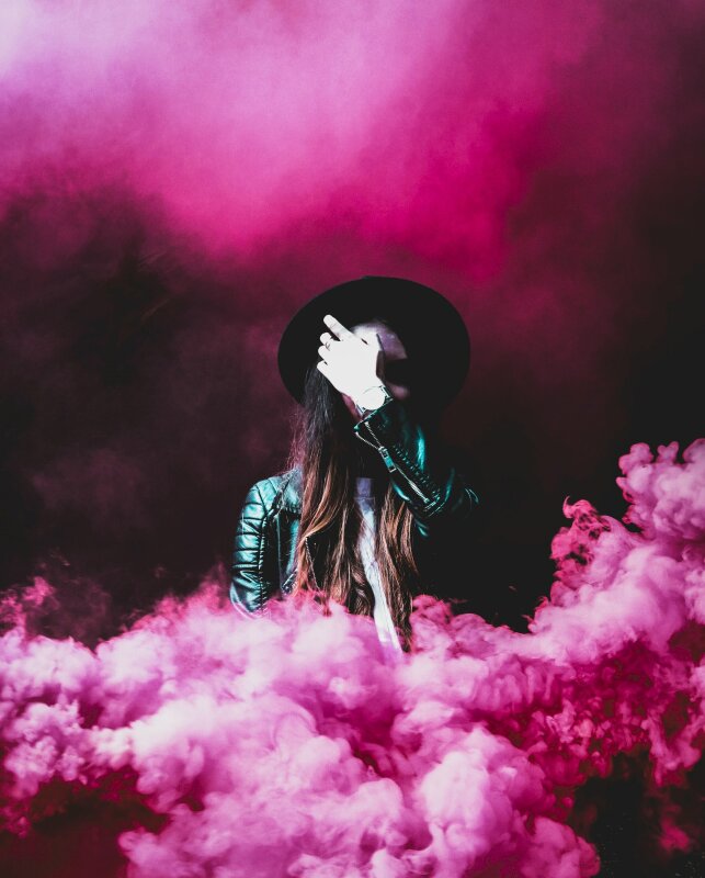 Hình đại diện cô gái đeo mặt nạ mát mẻ trong khói màu hồng