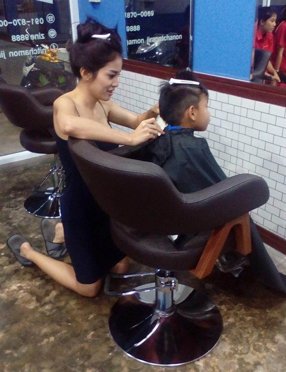Thợ cắt tóc nữ trẻ đẹp gợi cảm nhất Thái Lan