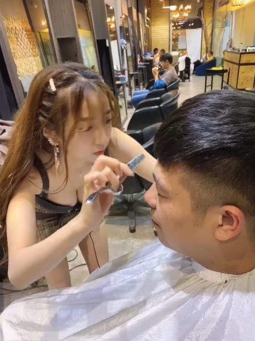Cộng đồng mạng ngỡ ngàng trước hot girl cắt tóc cực phẩm: Thế này thì chắc một tuần đi cắt một lần mất - Người đẹp - Việt Giải Trí
