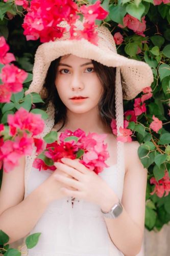 Hướng dẫn tạo dáng chụp ảnh với hoa giấy đẹp xuất sắc