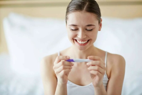 Sau khi thấy que thử thai 2 vạch bạn nên đến cơ sở y tế kiểm tra để có kết quả chính xác
